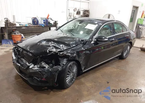 2015 Mercedes-Benz C 300 Luxury 4Matic из США, поврежденный, VIN 55SWF4KB1FU033628